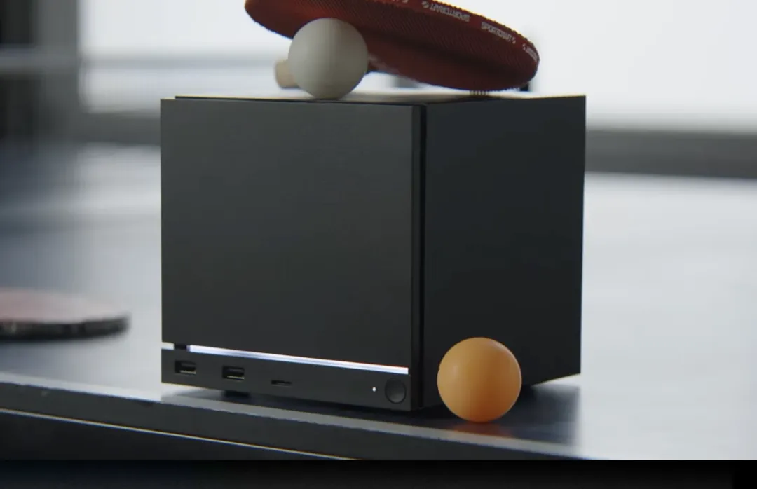 Steam Machine 上放置乒乓球拍和球的趣味图片