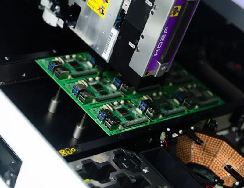 自动化产线贴片机工作特写