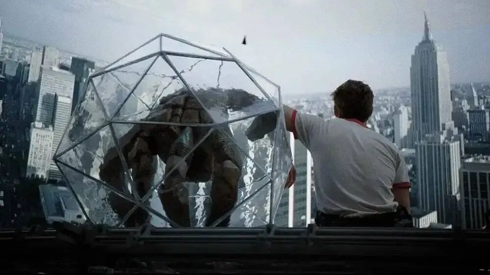 城市楼顶，男子与笼中怪兽