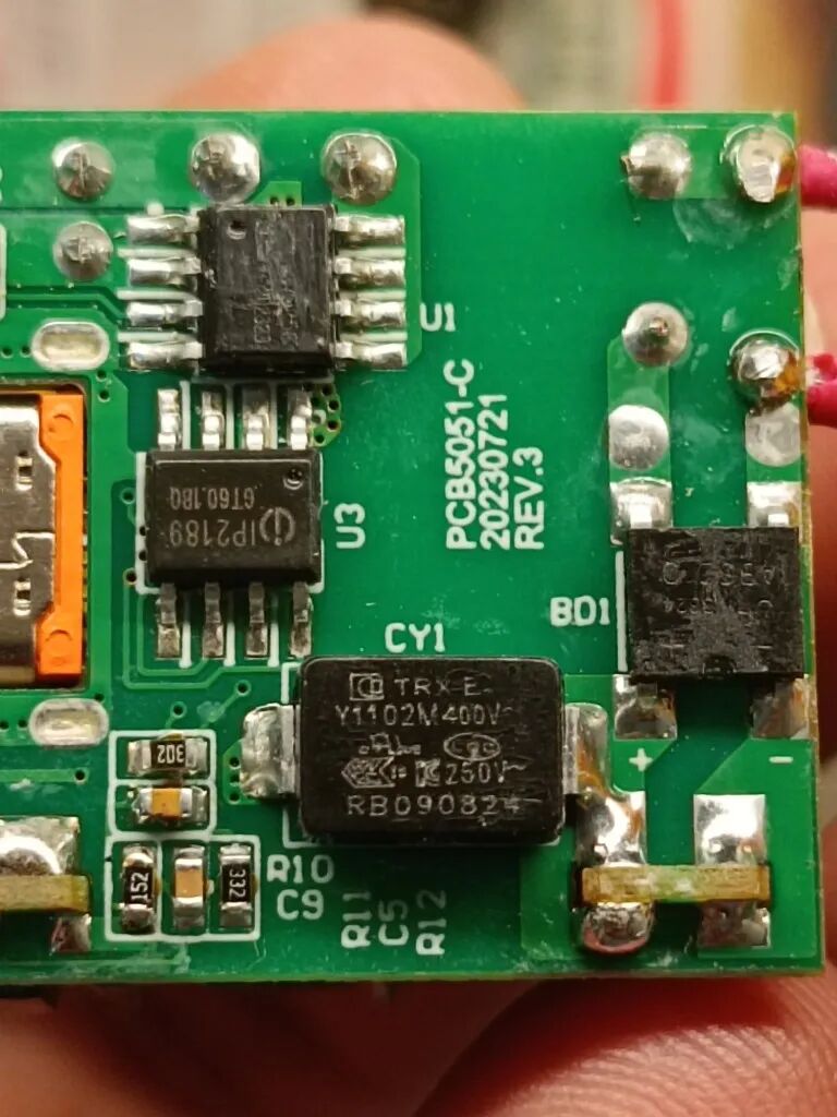 另一块PCB上的IP2189协议芯片及外围元件实物