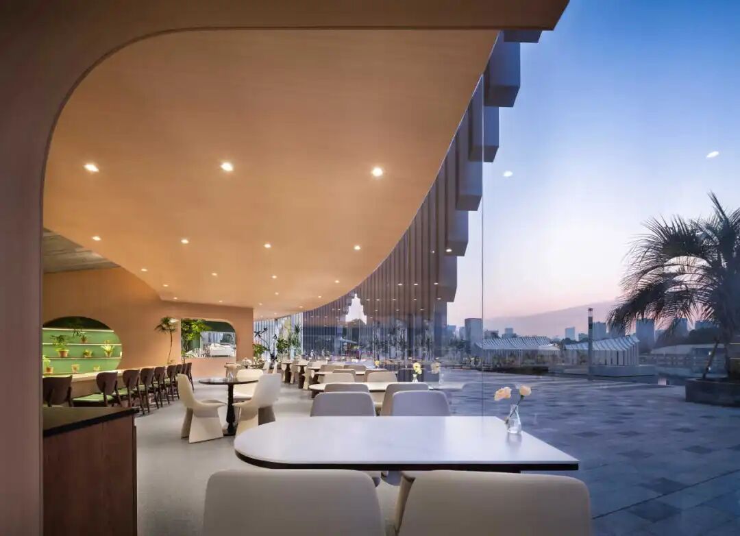 从湖畔餐吧露台望向礼堂