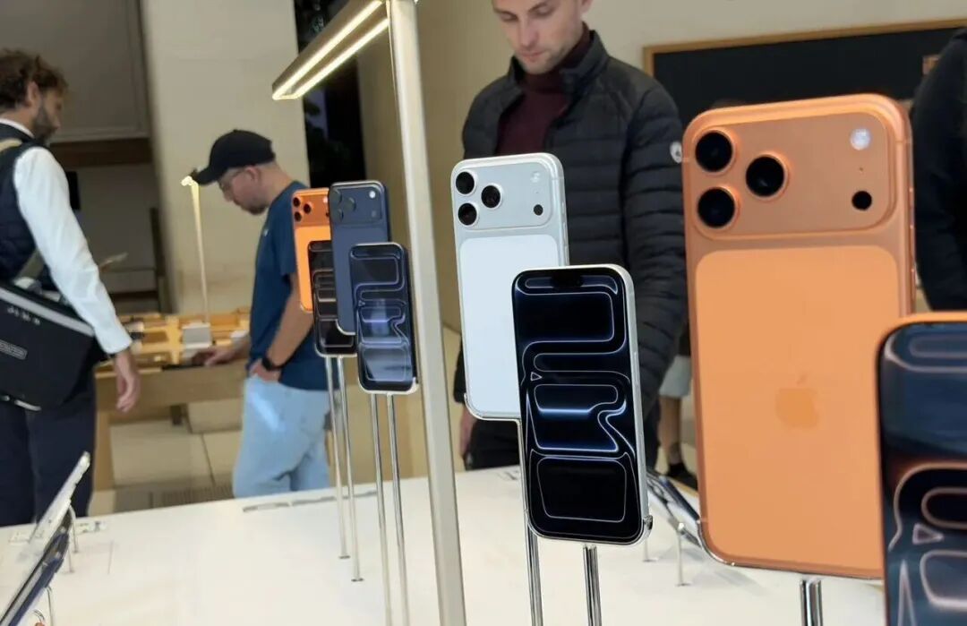 苹果零售店 iPhone 展示台