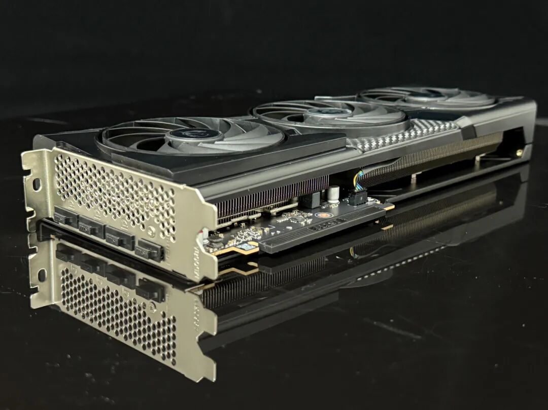 显卡三风扇散热系统侧视图