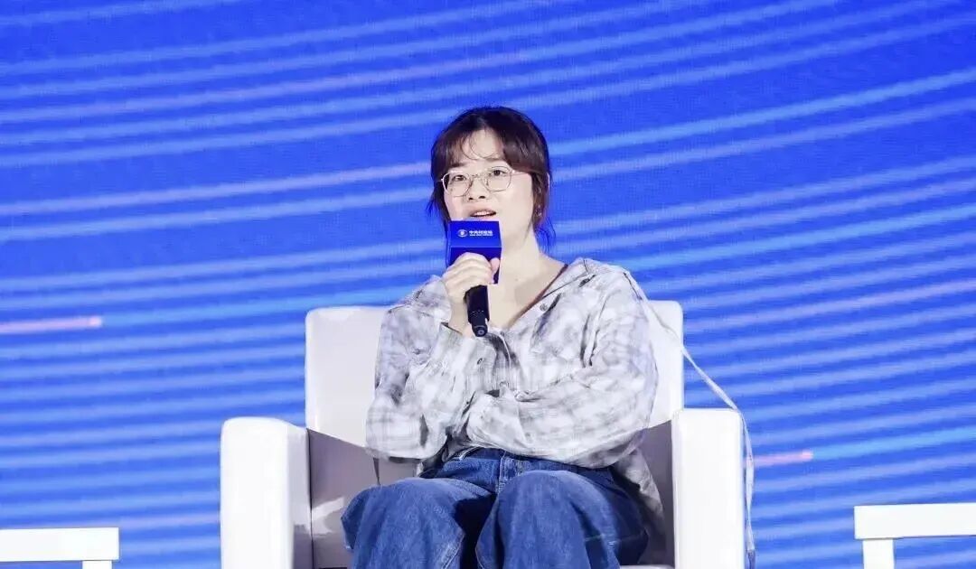 罗福莉在活动上发言