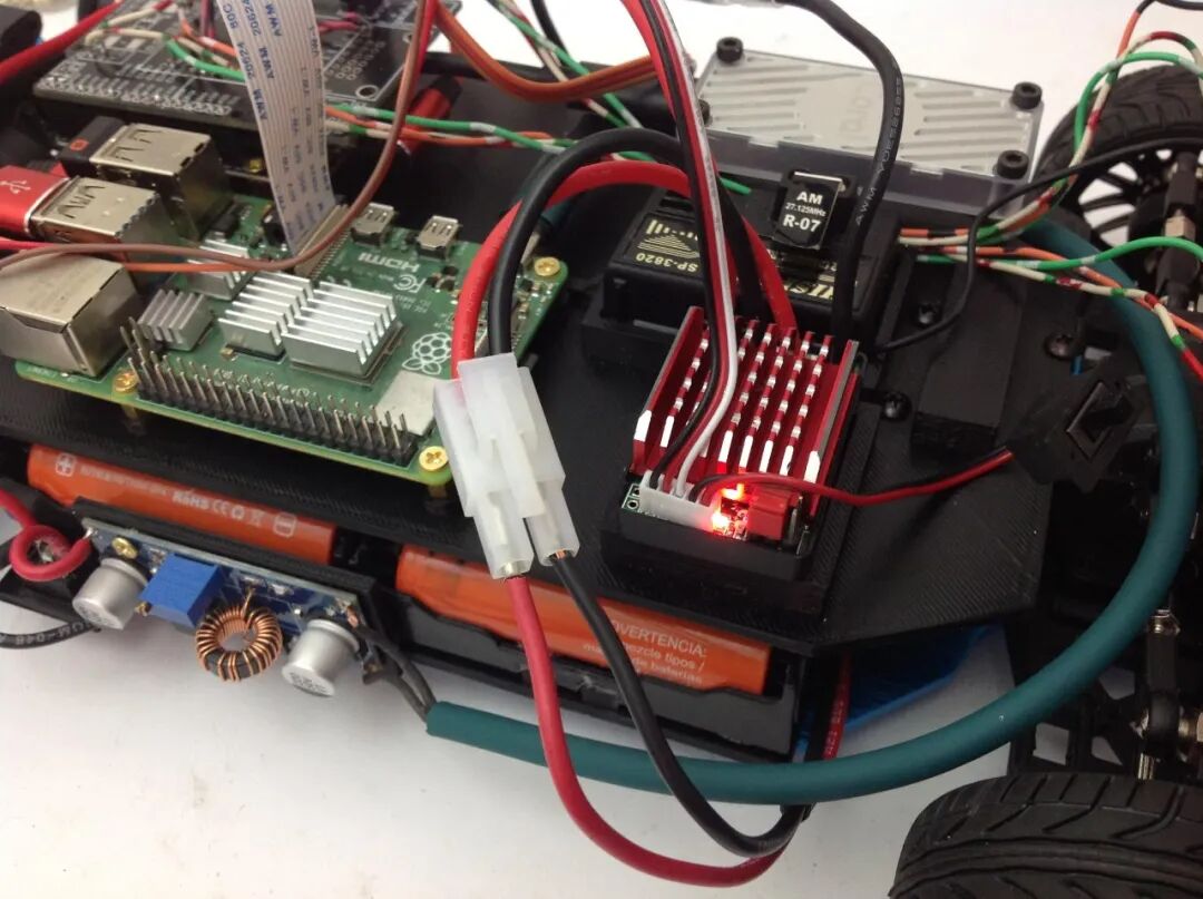 小车内部电路接线特写