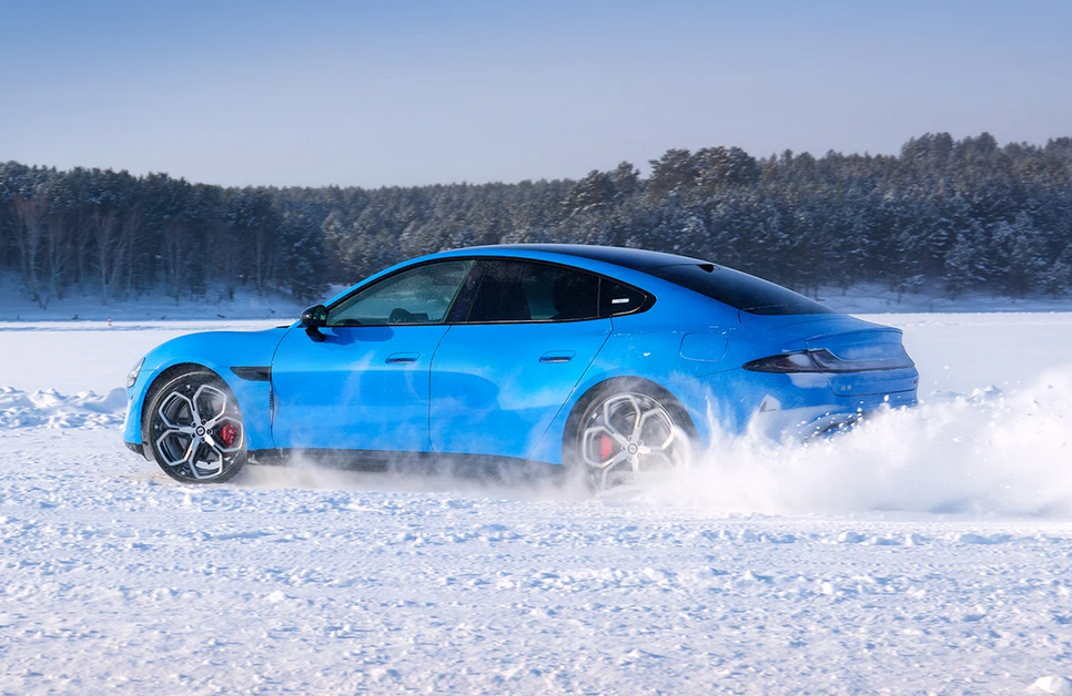 小米SU7雪地行驶图