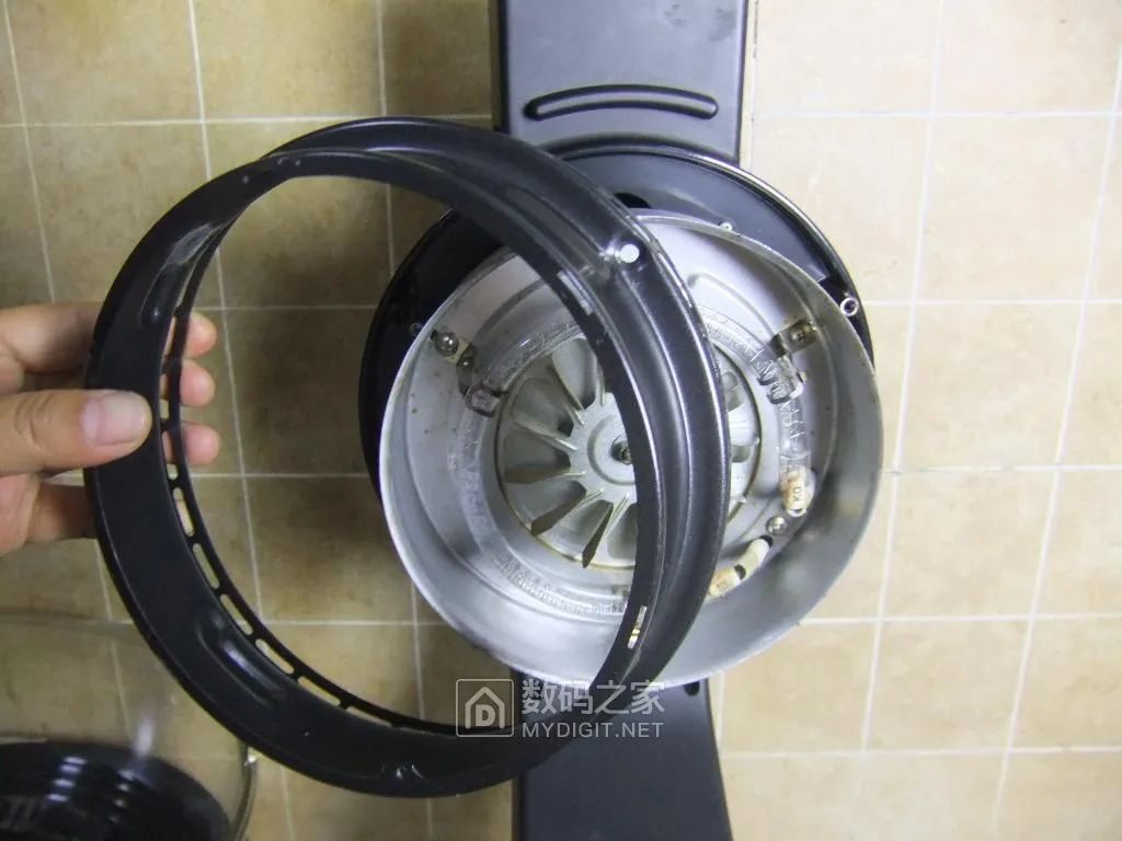 取下的金属外罩