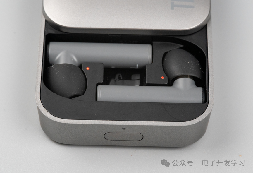 耳机在充电仓内指示灯状态