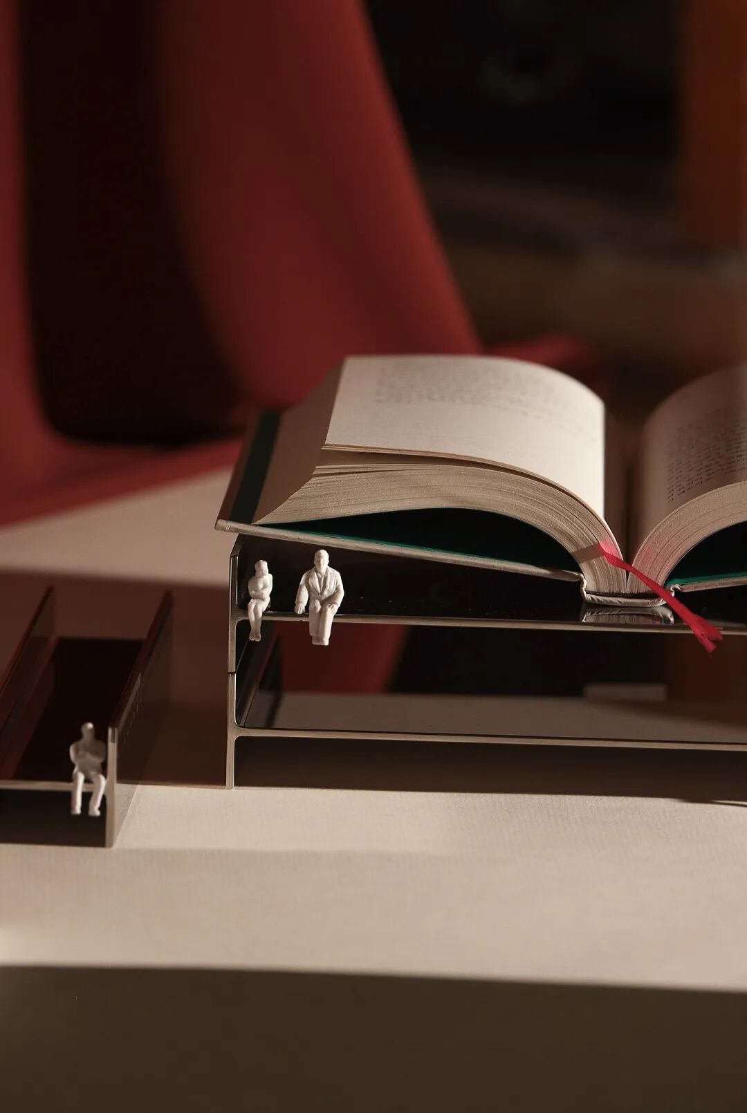 书本上的微型人偶艺术摄影