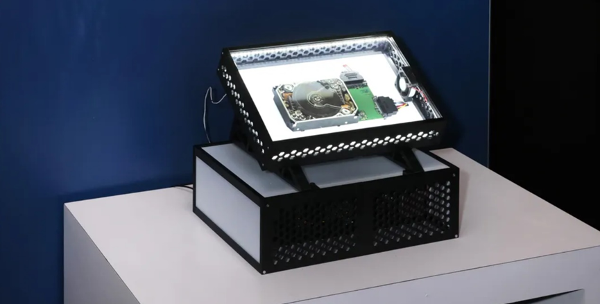 一个展示高带宽硬盘的黑色科技展盒