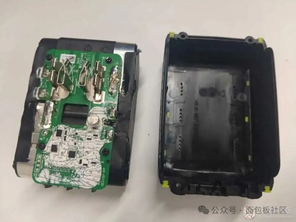 分离电池模块与底壳