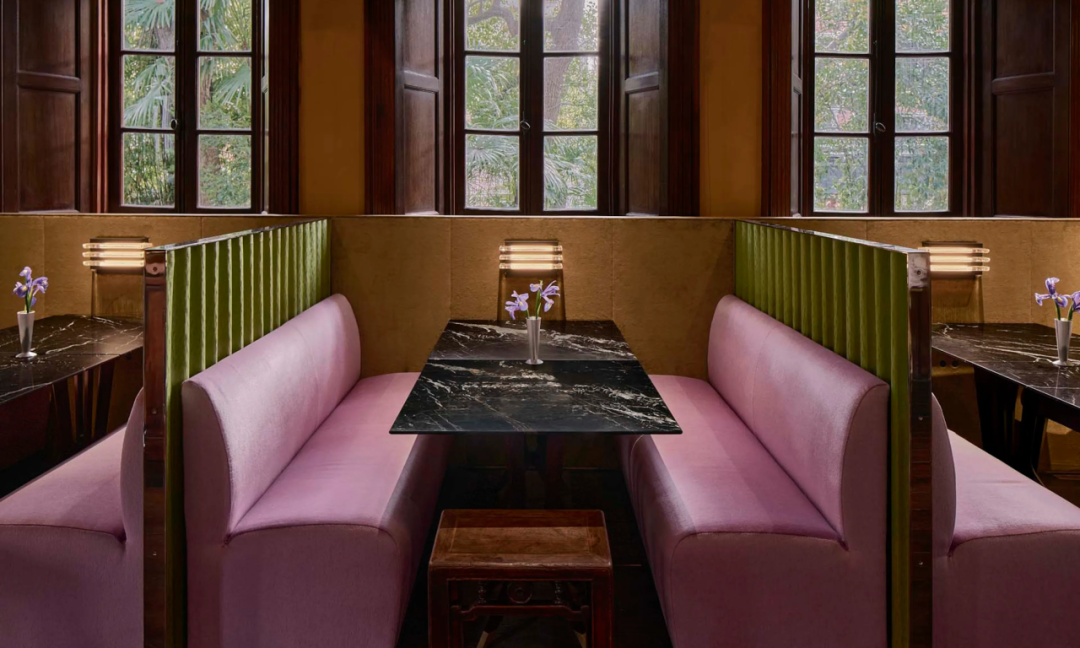 迷上餐厅粉色卡座区