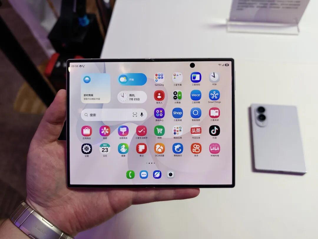 Galaxy Z Fold8展开主界面应用图标