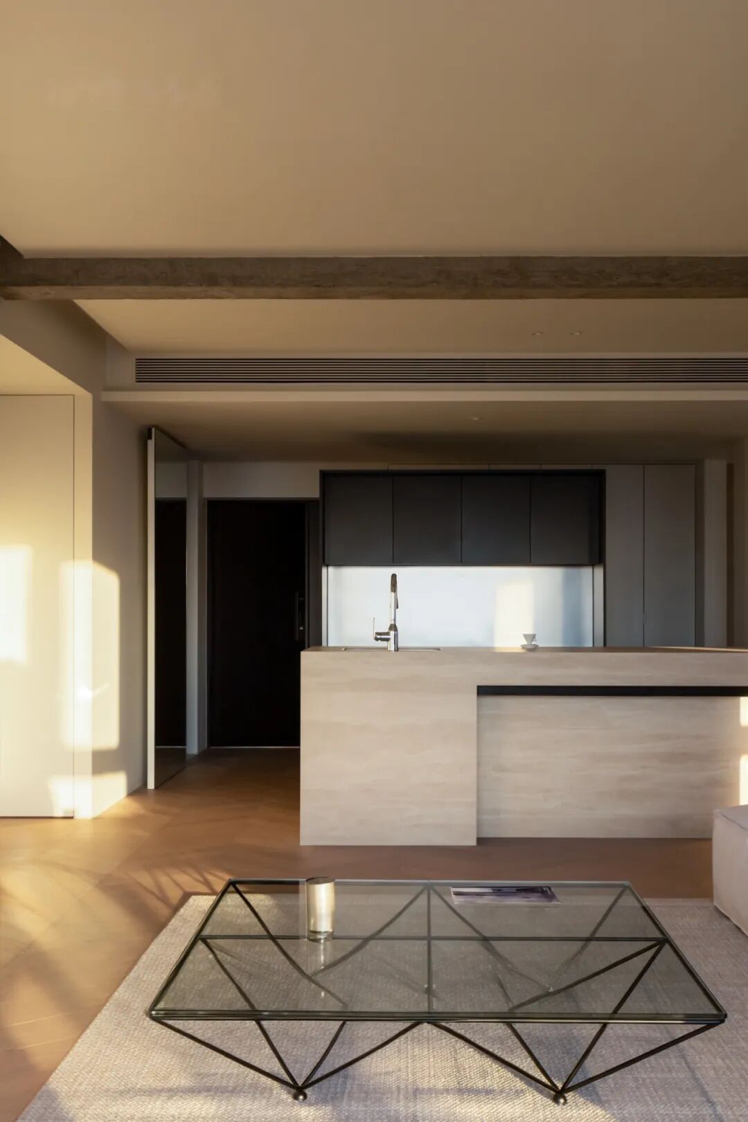 阳光斜射入厨房岛台区域