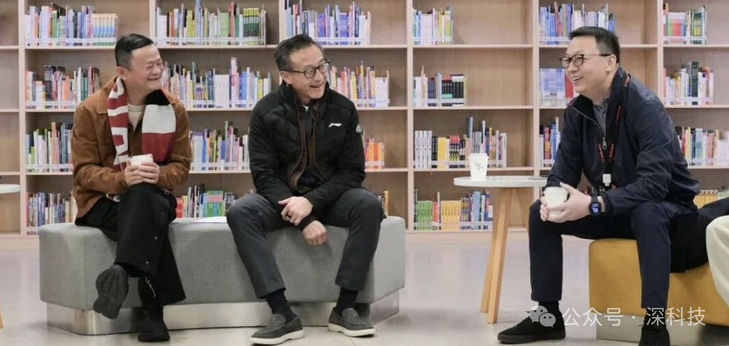 马云、蔡崇信等人在图书馆交流