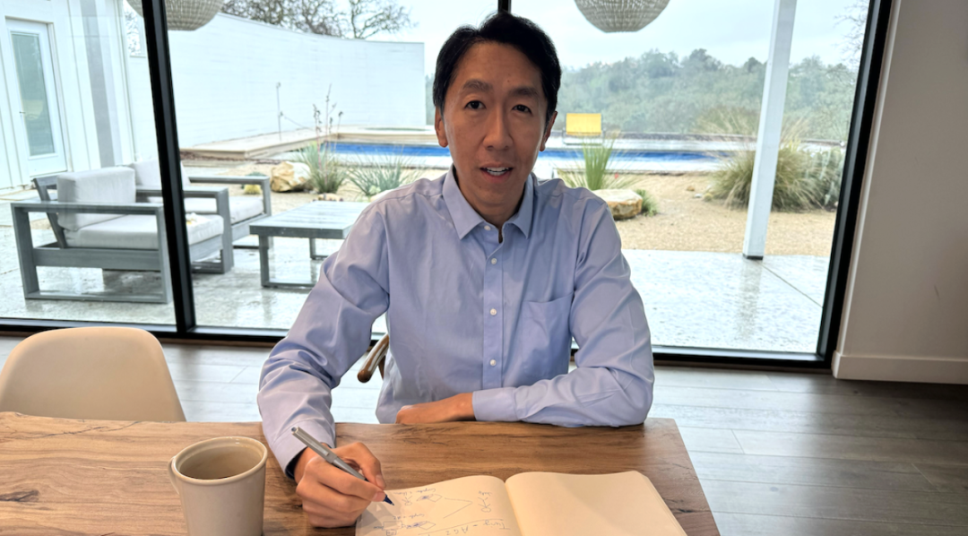 吴恩达在工作中的照片