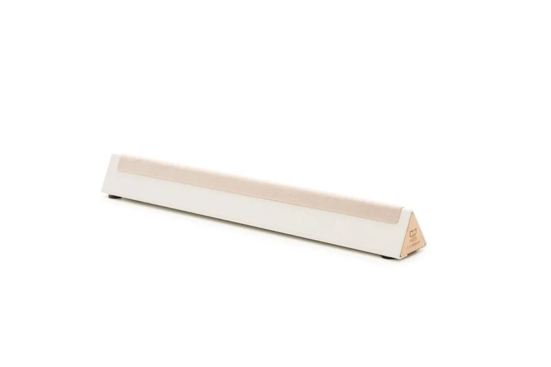 白色长条形音响设备