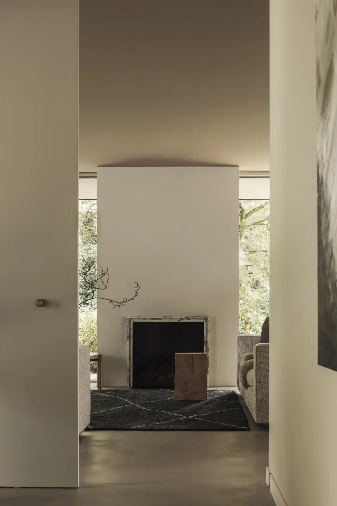 从门缝看壁炉区域