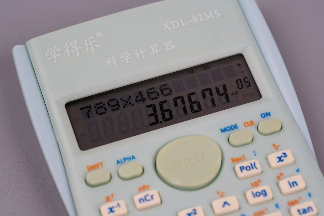科学计算器屏幕显示科学计数法计算结果