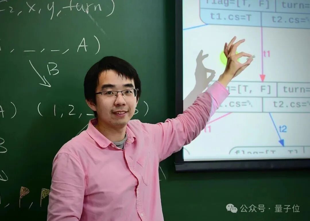 蒋炎岩在教室讲课并指着屏幕上的算法流程图
