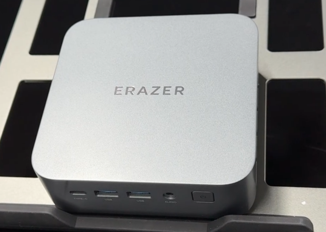 D70主机放置在键盘上的俯视图