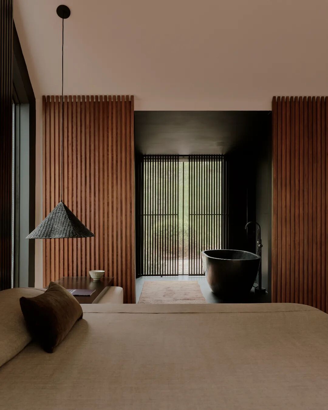 卧室与浴室相连的开放空间