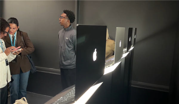 新款 MacBook Pro 背部发光苹果 Logo 现场图