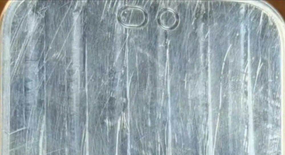 疑似iPhone 18 Pro屏幕盖板刮花特写图