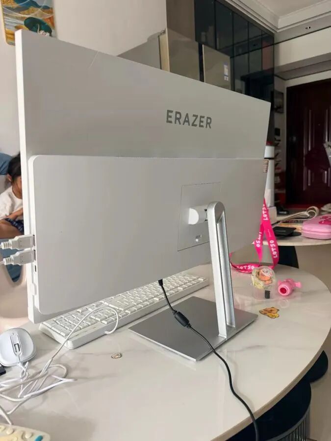 联想异能者一体机背面,可见ERAZER标志和侧边USB接口