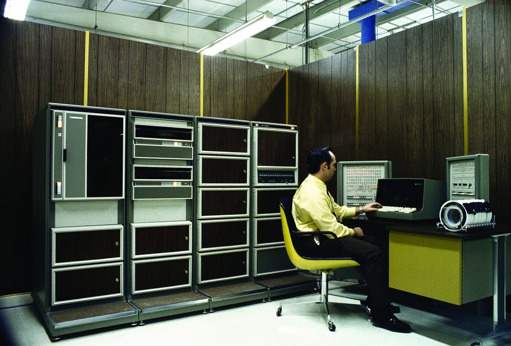 HP 3000 系列计算机操作场景