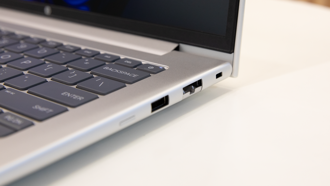 左侧接口：USB-A、音频孔