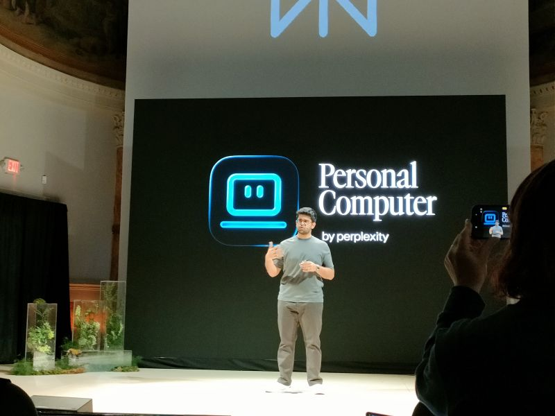 Perplexity CEO 在开发者大会现场介绍 Personal Computer