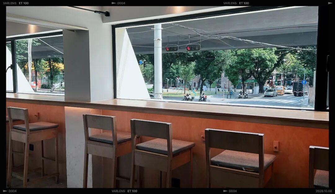 广州 The Path 咖啡馆二楼靠窗高脚椅和窗外街景