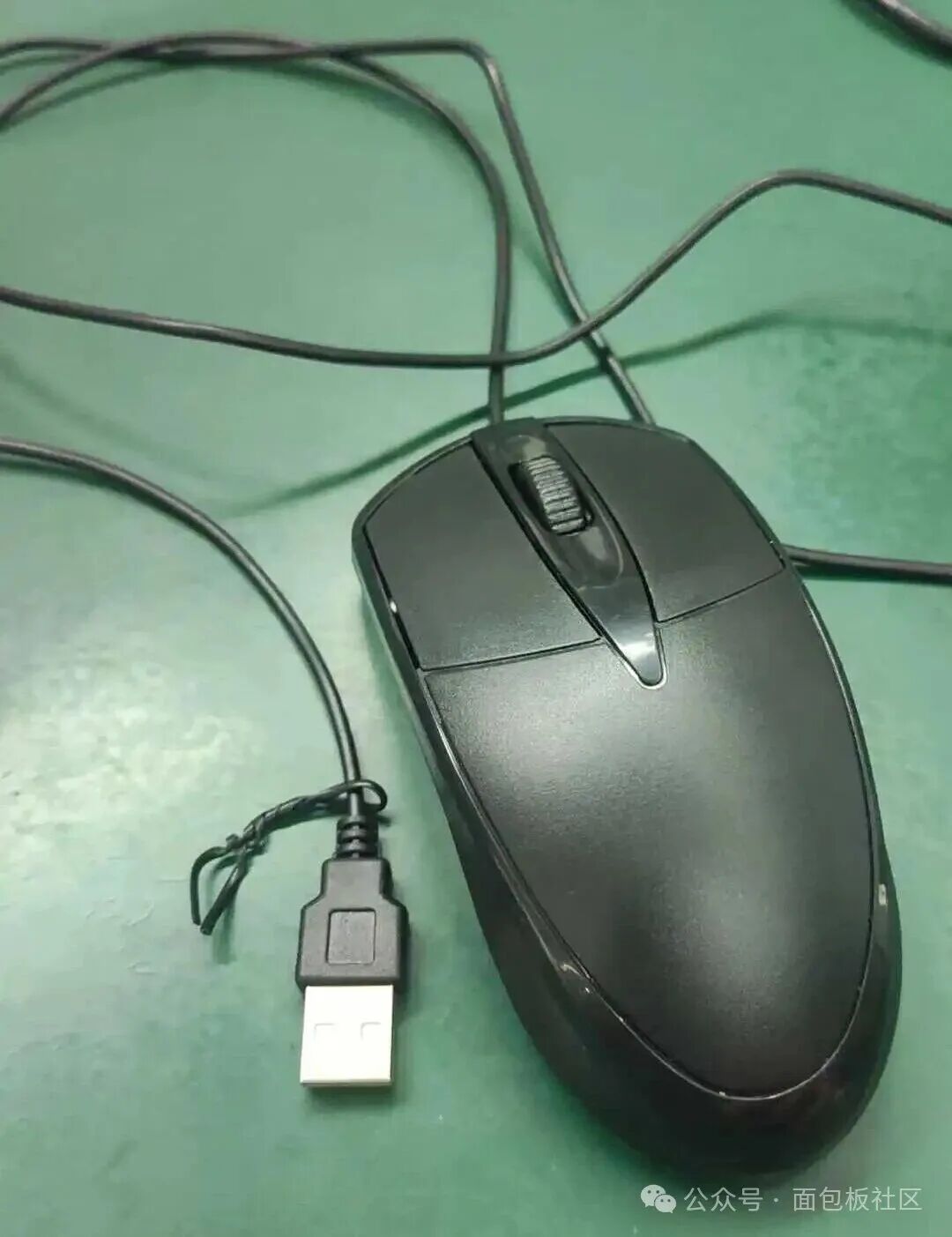 黑色USB有线鼠标整体外观