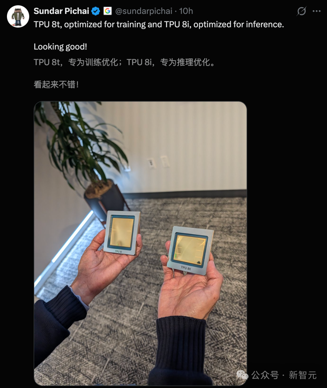 两只手分别握着标有TPU 8i和TPU 8t的芯片