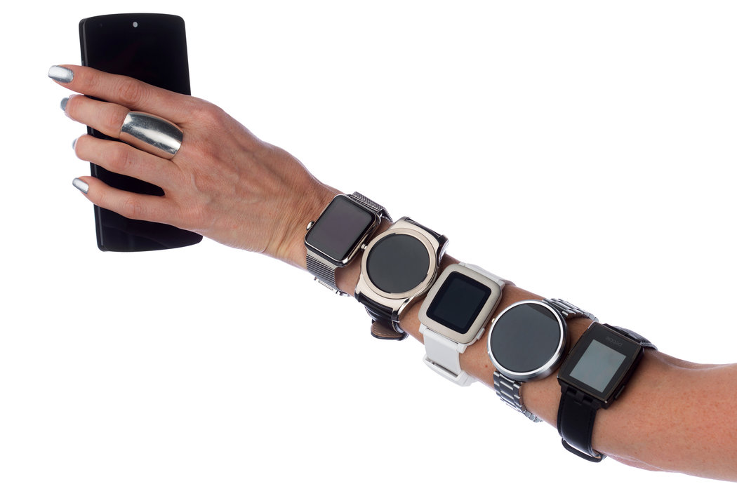 展示五款不同设计的智能手表佩戴效果