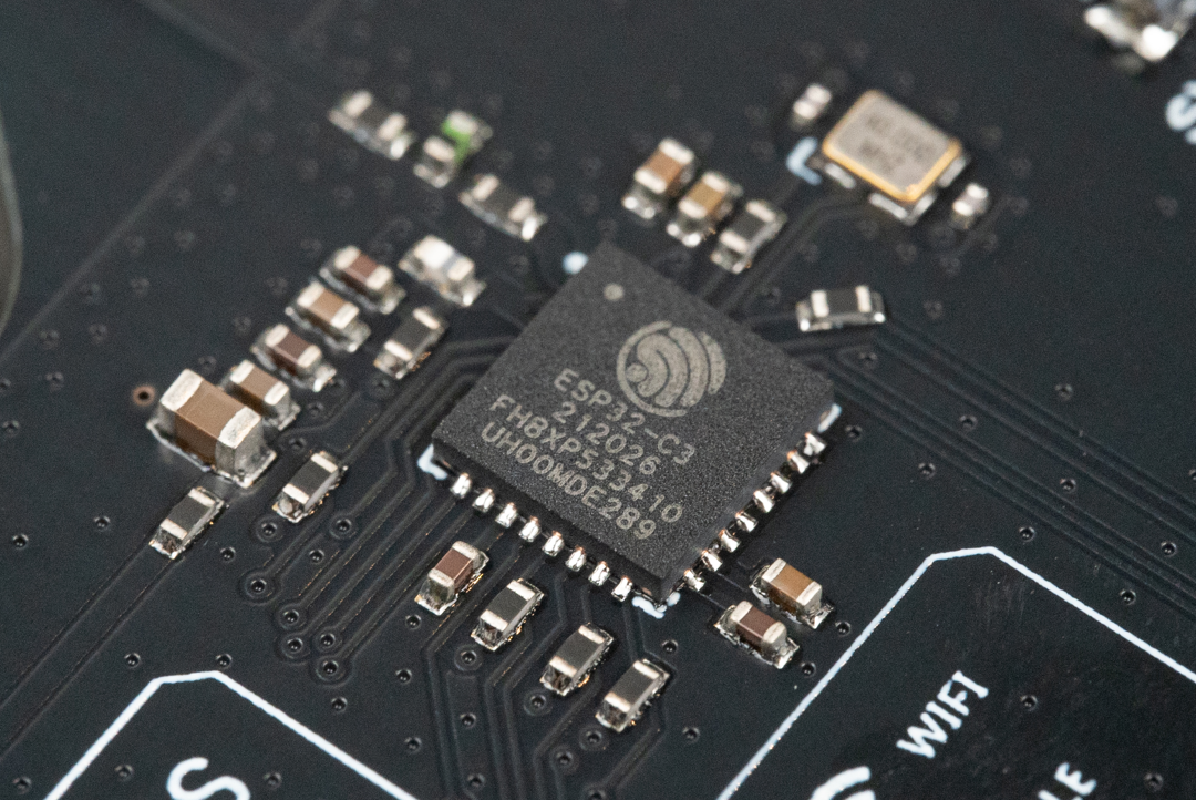 ESP32-C3 主控芯片微距特写