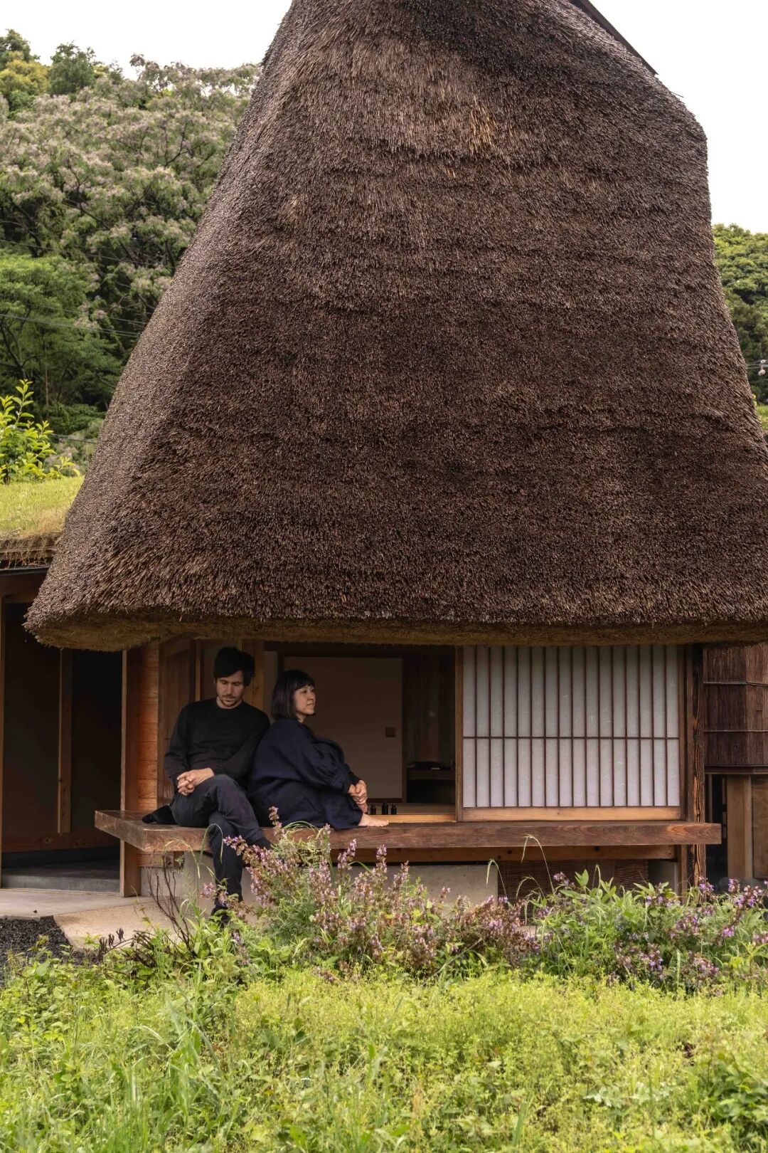 坐在日式门廊上的人物