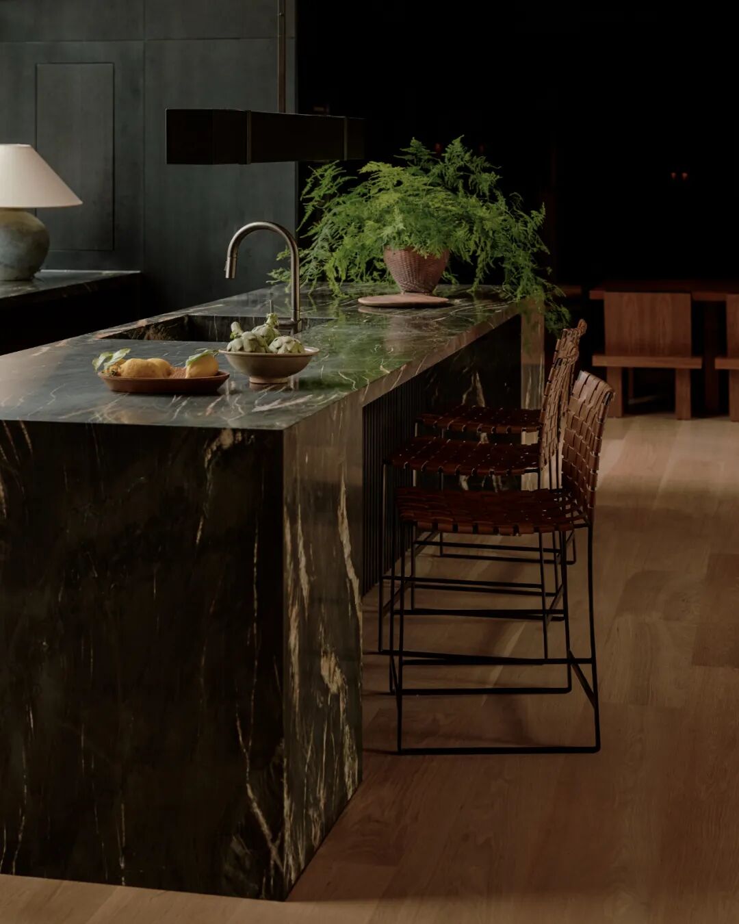 深色大理石岛台与编织吧台椅