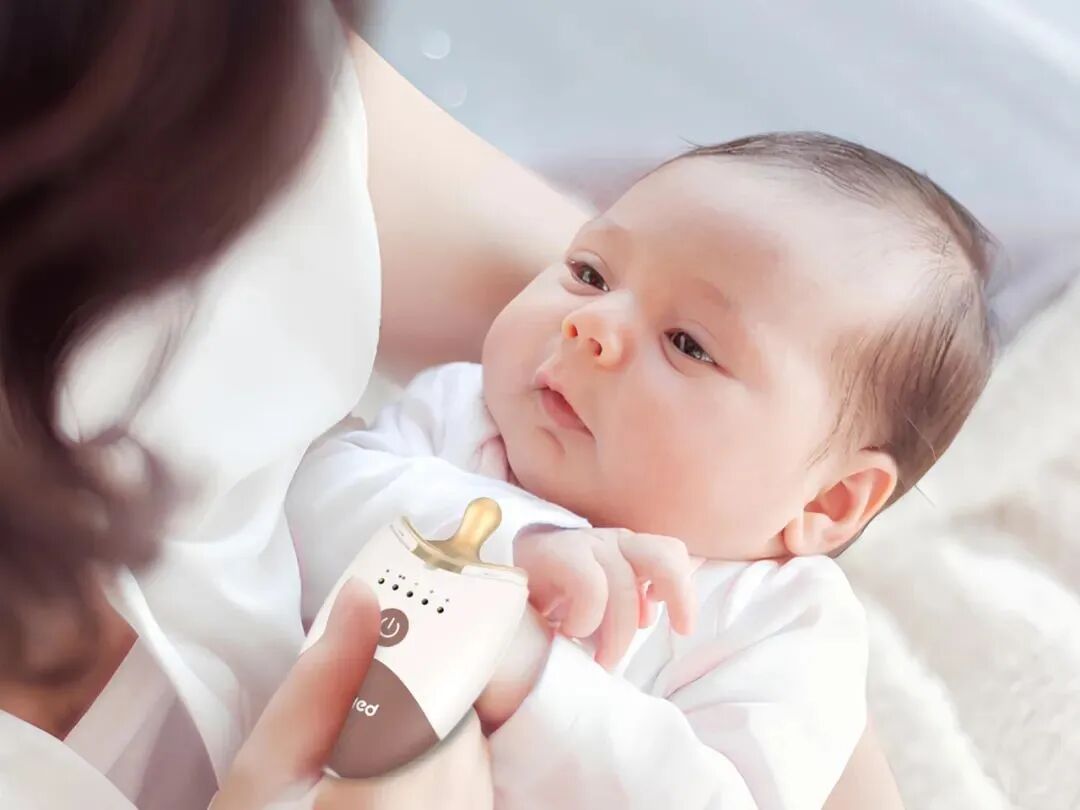 成人手持设备与婴儿互动