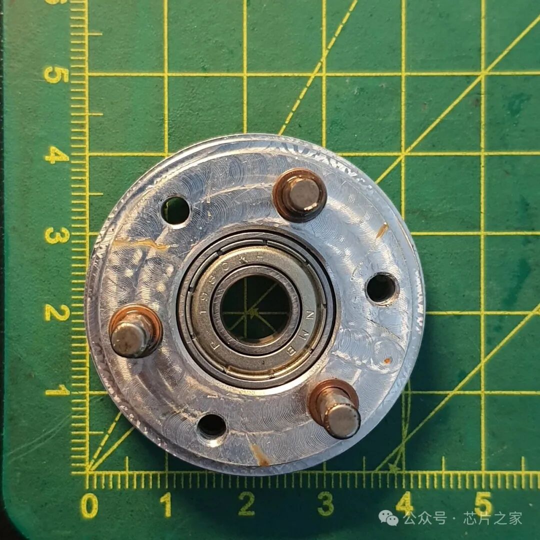 行星齿轮架底部视图，可见固定螺栓