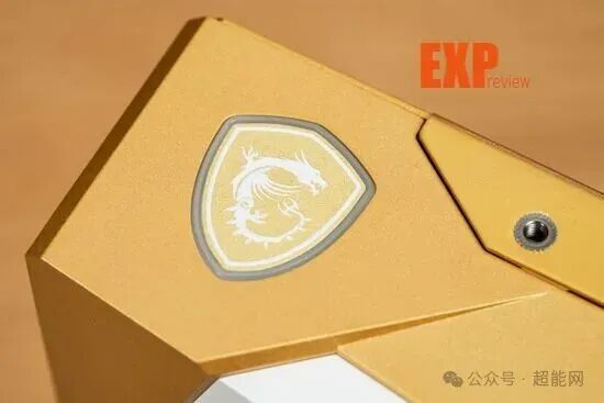 微星显卡金色外壳上的盾形龙徽特写