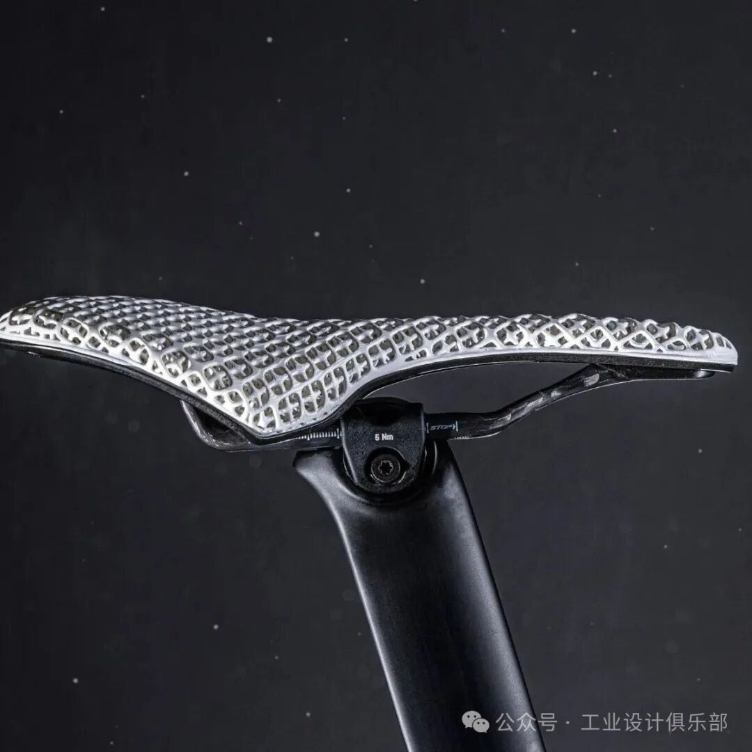 安装在车架上的银色镂空坐垫，带有扭矩标识