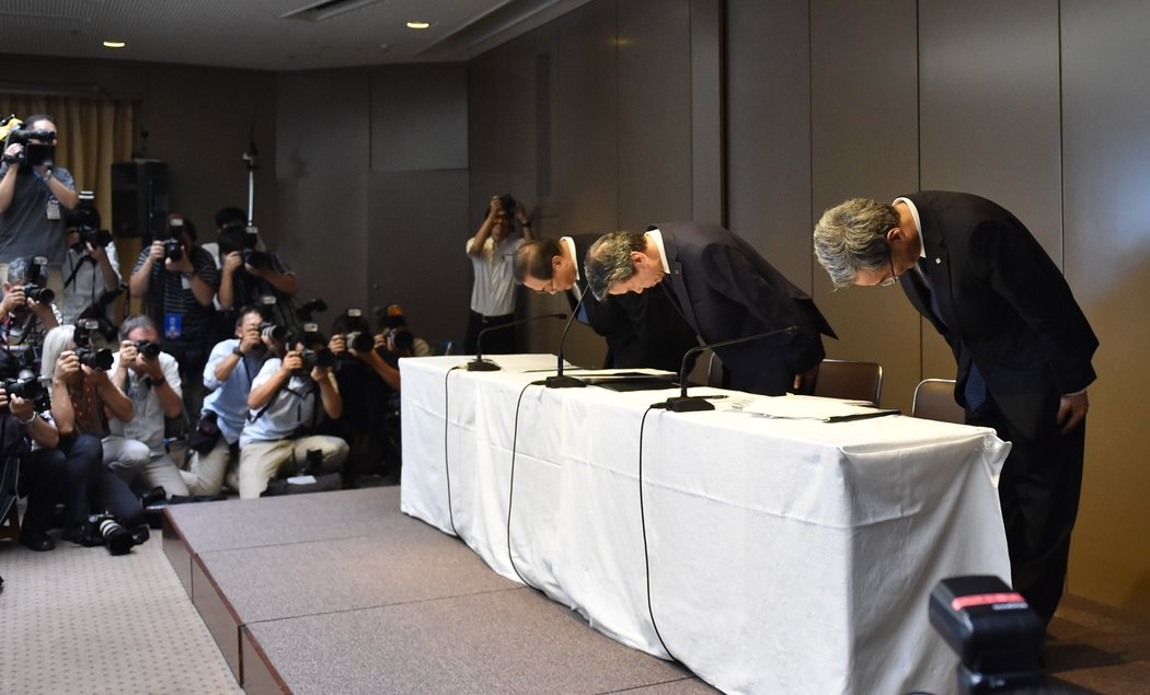 东芝管理层为财务造假鞠躬致歉