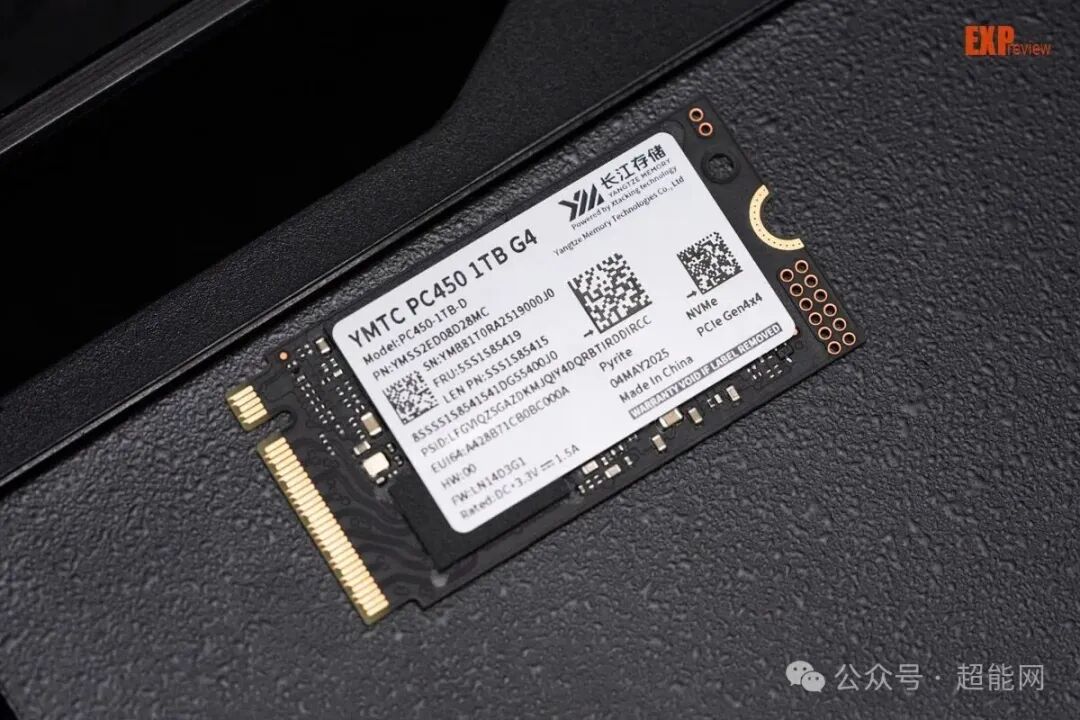长江存储PC450 1TB固态硬盘标签特写