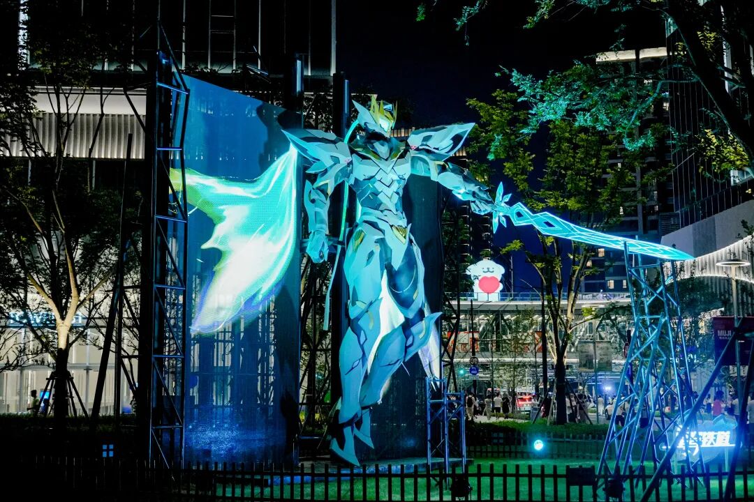 夜间蓝白色机甲立像，手持发光长剑