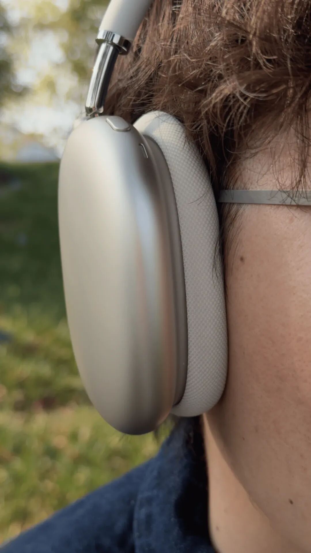 佩戴AirPods Max 2的侧脸特写