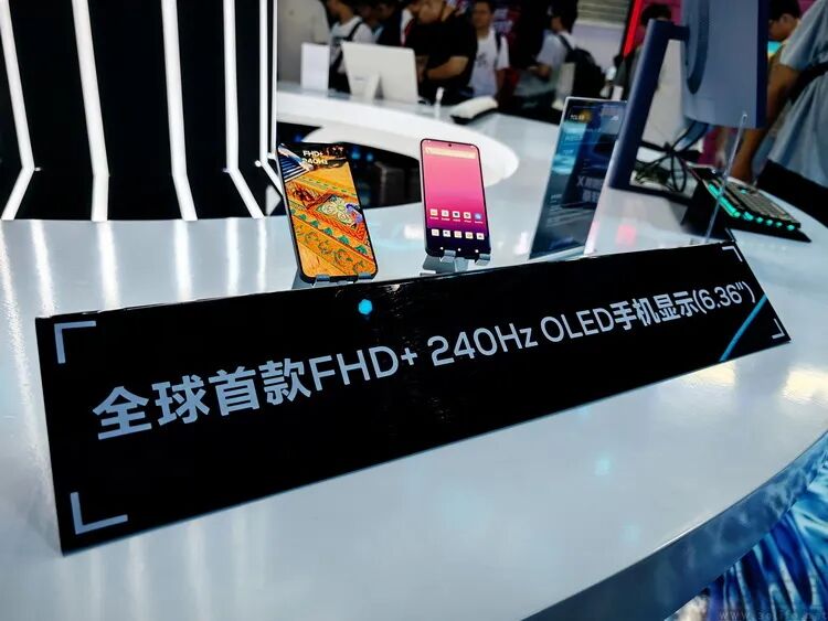 全球首款FHD+ 240Hz OLED手机显示屏