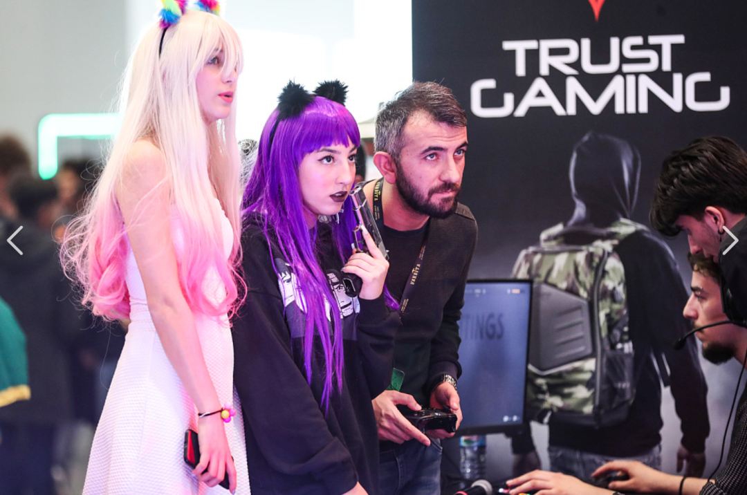 游戏展会上的玩家与开发者