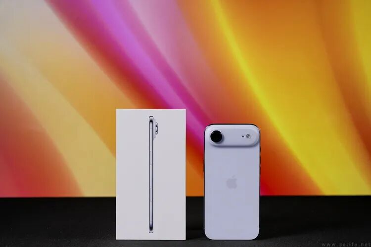 白色iPhone与包装盒展示